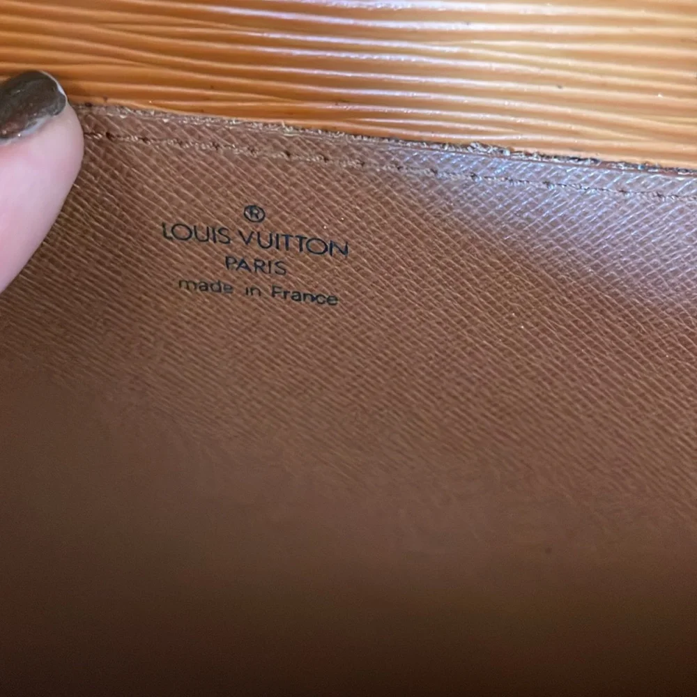 🚨LOUIS VUITTON🚨Tan Epi leather briefcase/portfolio (marks + peeling) - Picture 15 of 17
